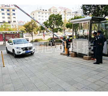 什么是云南車牌智能識別系統(tǒng)？選購時應(yīng)該注意哪些方面？